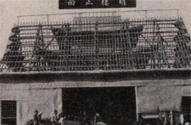 崇陵还未建成光绪皇帝梓宫的后面是隆裕太后,瑾贵妃及王公大臣的车队