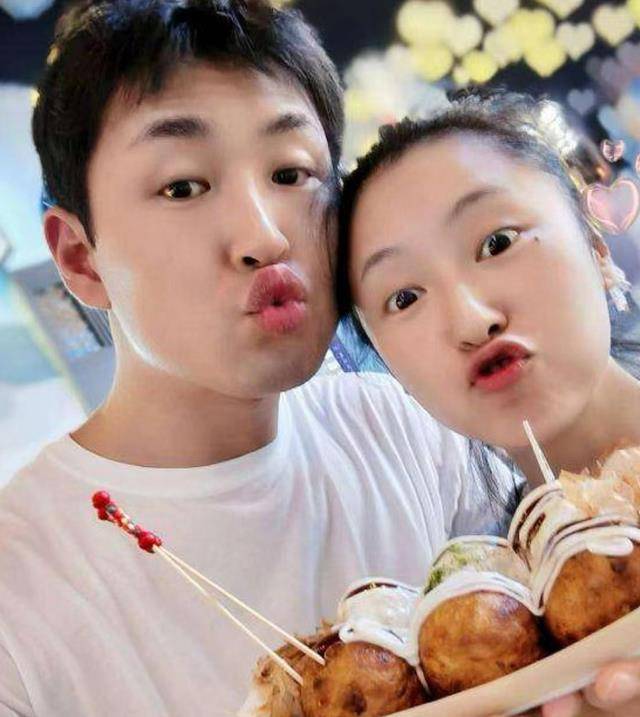 王彦霖升级当爸,晒宝宝照片,双手托举有爱,女子透露宝宝性别_佳妮