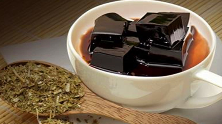 龟苓膏的配料不同,功效也不一样,如果感到消化不良,胃胀气等症状,就