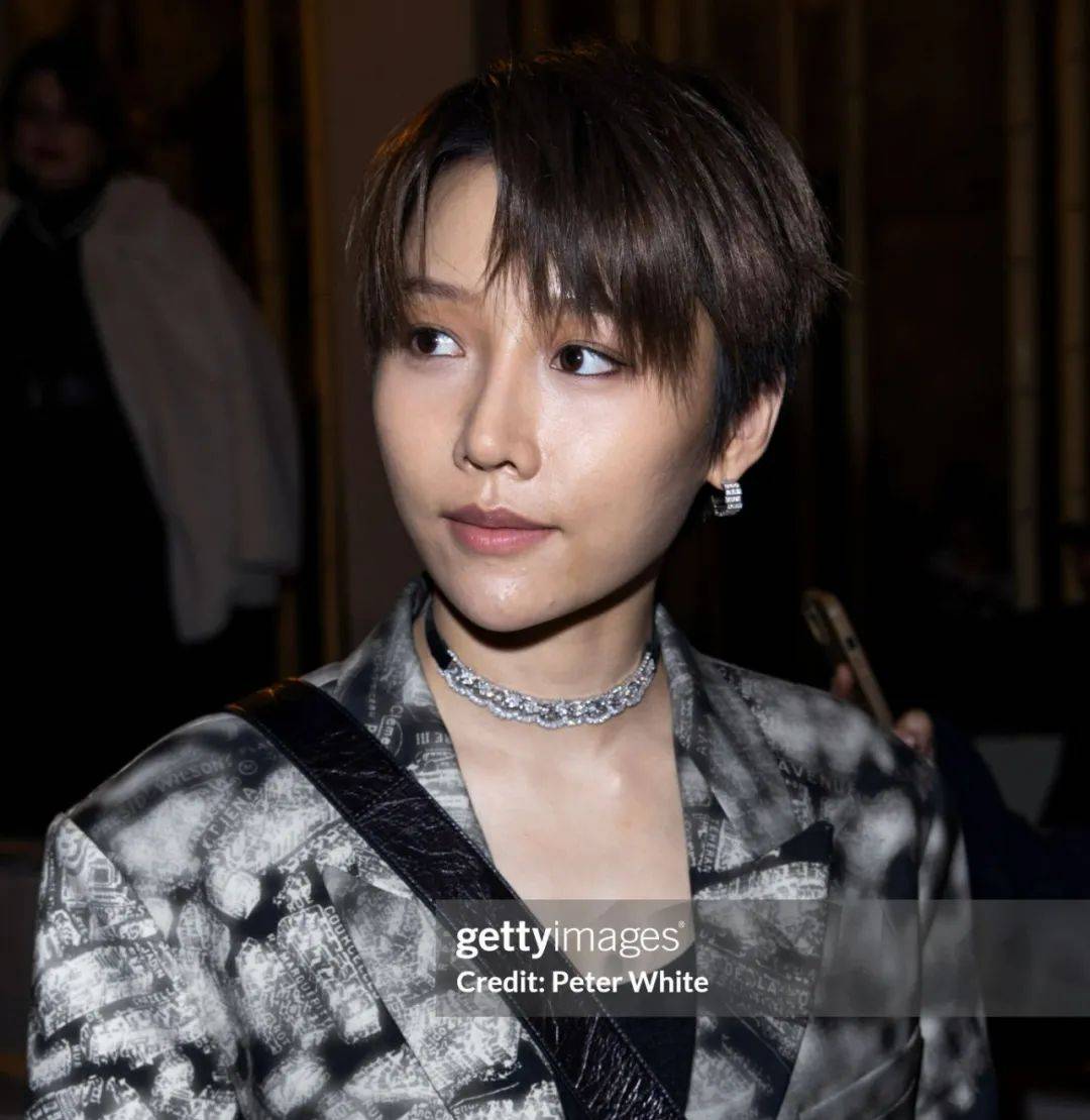 吉娜和郎朗的看秀造型,风格不太一样,郎朗穿了深蓝色西装套装,符合他