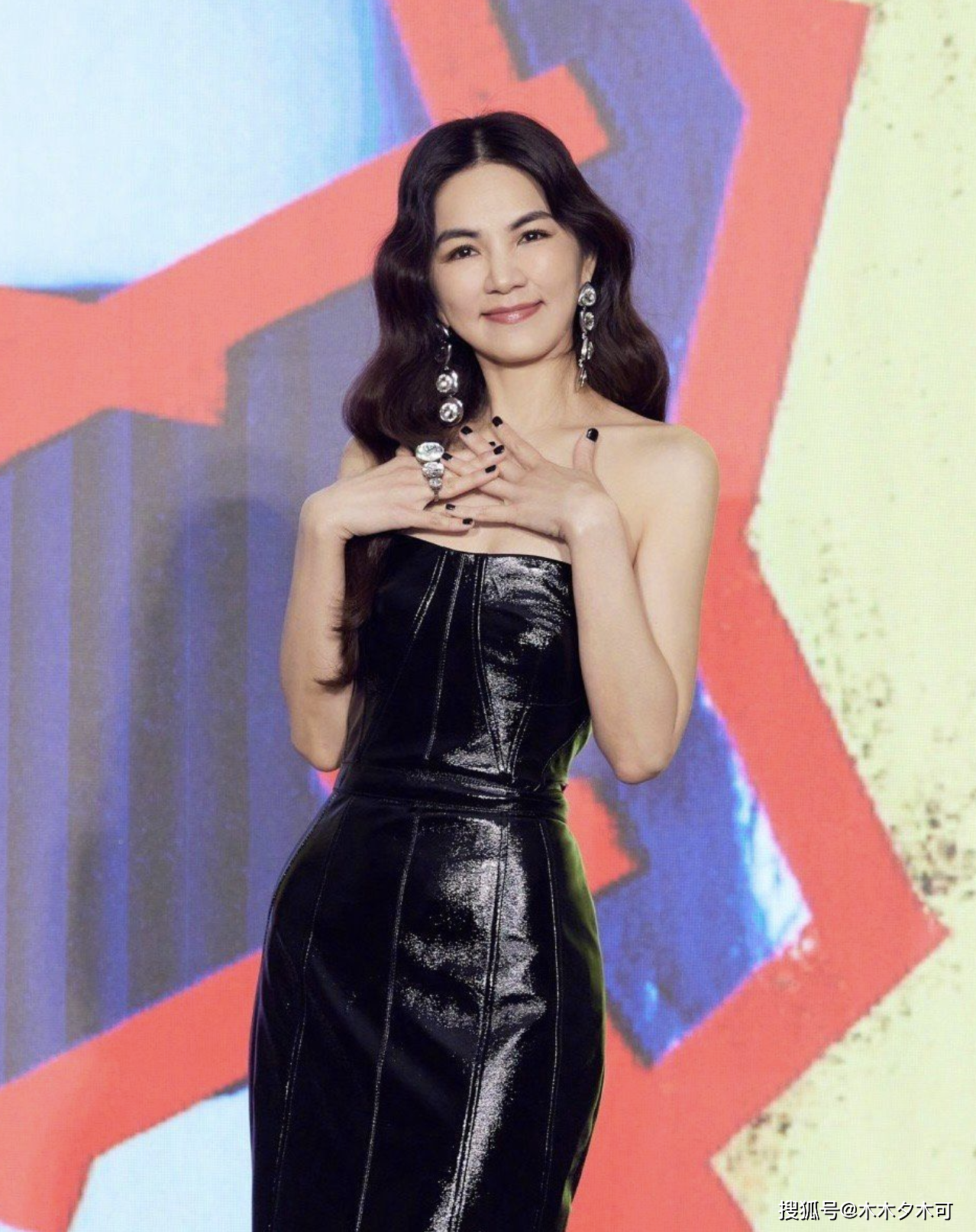 ella在家裸体运动引儿子不满,网友直呼太离谱,公然开黄腔被热议_孩子