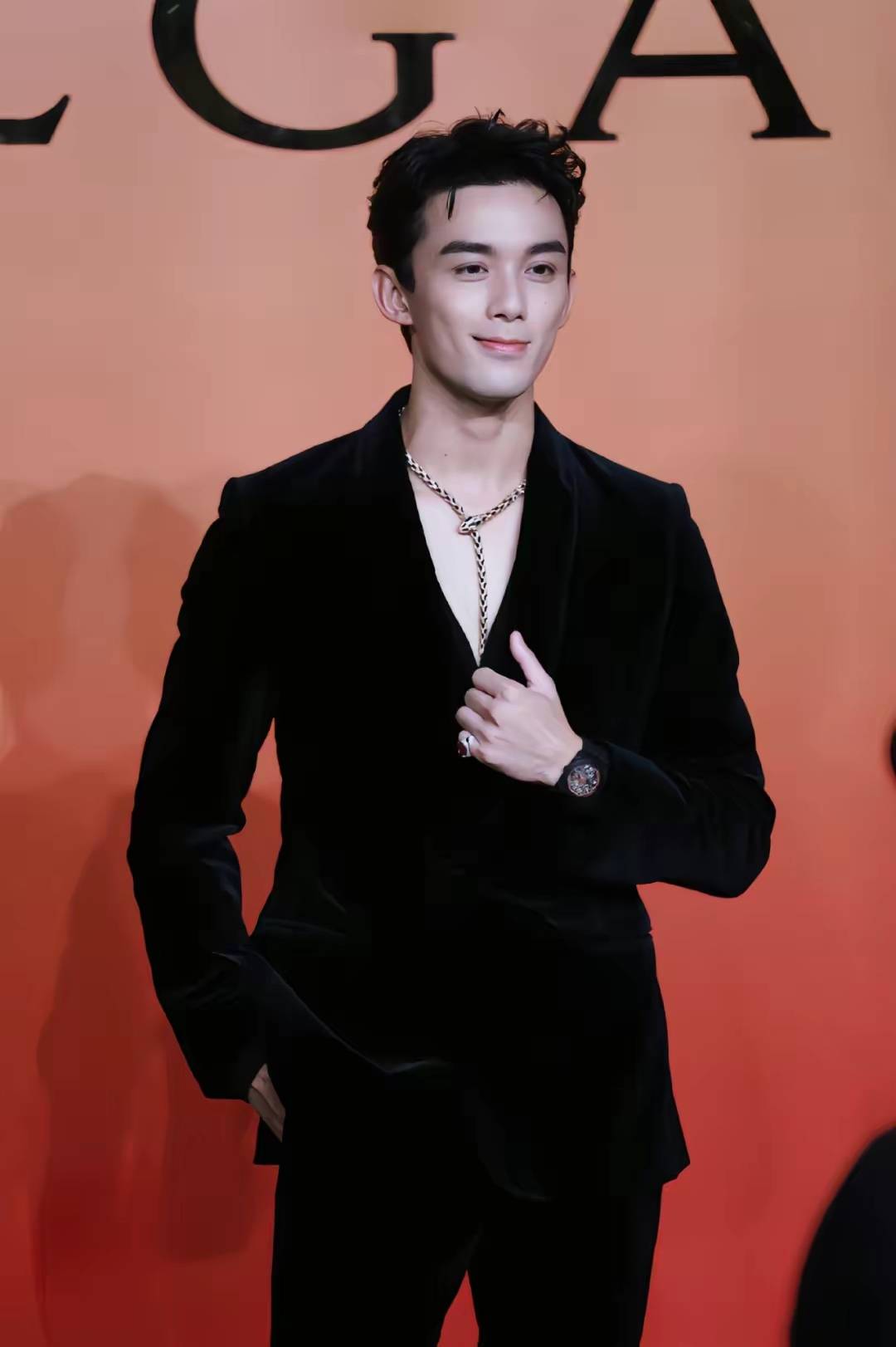 李现则有三个高奢代言,分别是卡地亚,范思哲和普拉达.
