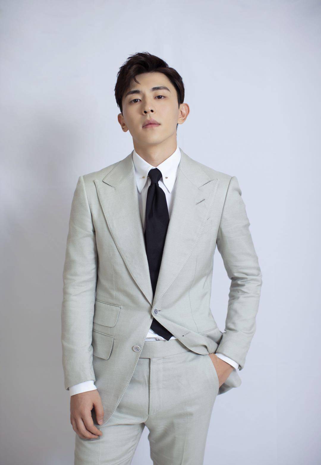 原创邓伦一身灰白西装穿出绅士范儿读者人家底子好