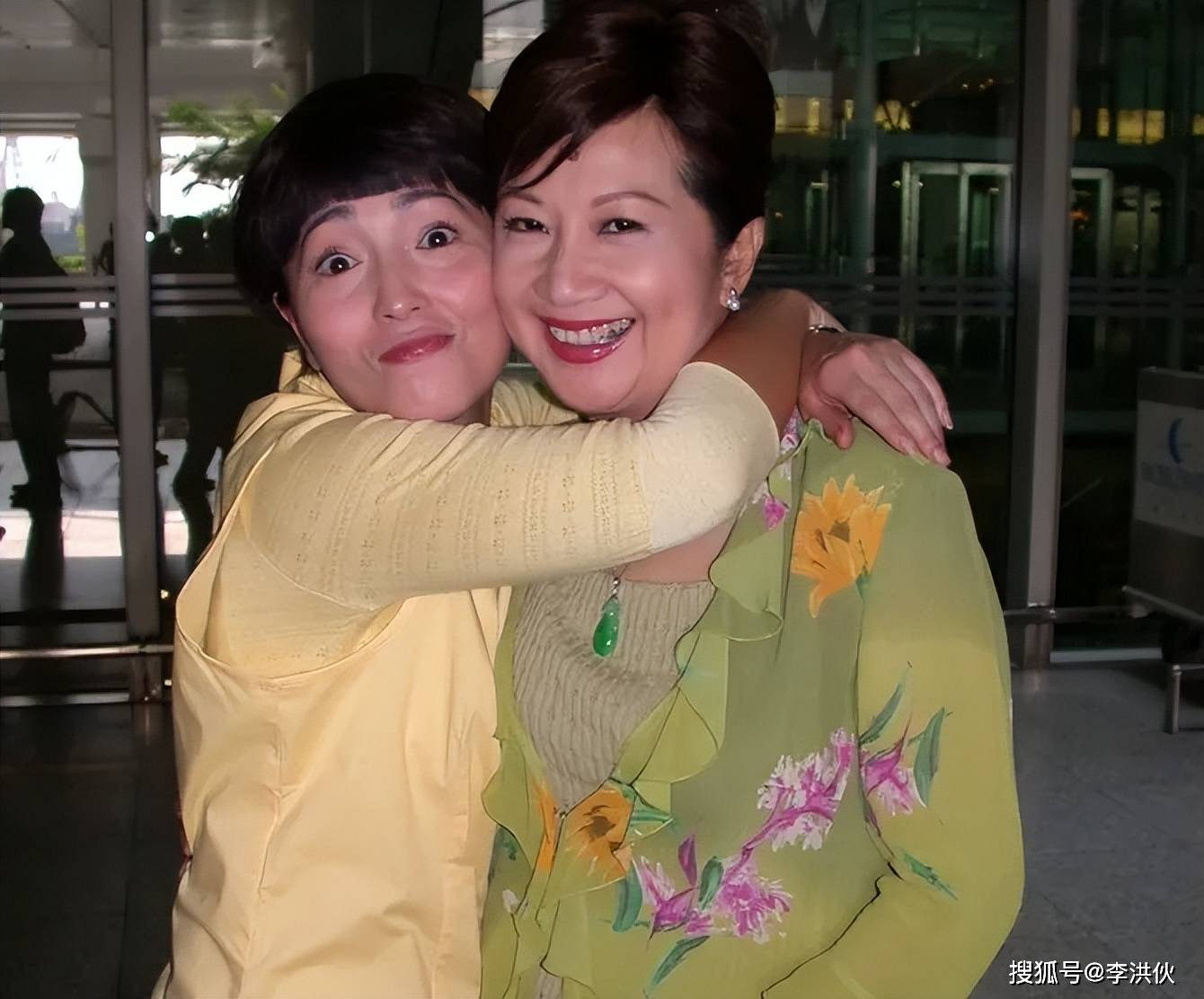 石榴姐苑琼丹息影卖货,年过六旬不断学习创新,一场直播收入百万_香港