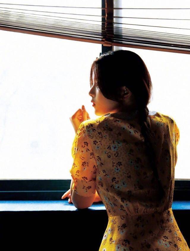 而杨超越的私服穿搭更有看点,这一张杨超越的机场穿搭,all blue搭配超