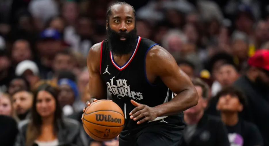 哈登决心利用体重优势和节奏变化继续突破,造成直接伤害并两罚全中.