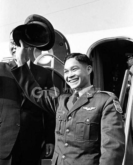 刘承司:62年因一块手表驾机叛逃,降落时导致台军二