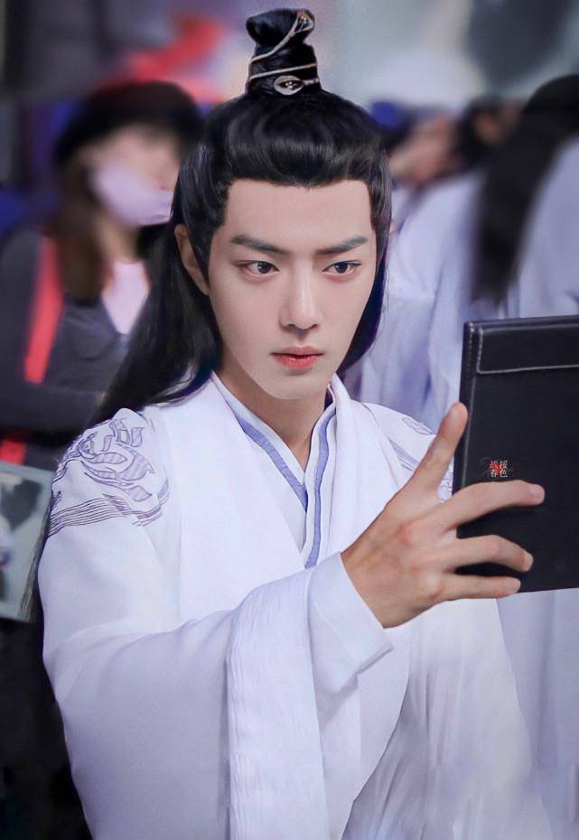 肖战新剧路透照曝光,白衣造型超惊艳,看到狗仔的拍摄角度太拼了_网友