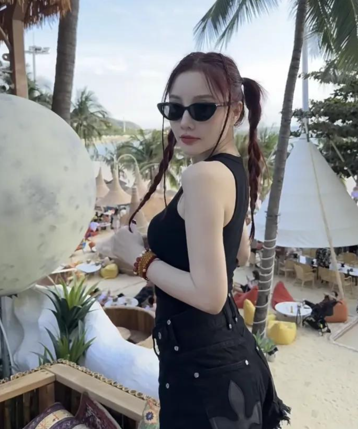 李小璐又出去吃吃喝喝玩玩了,去了很多明星扎堆的三亚