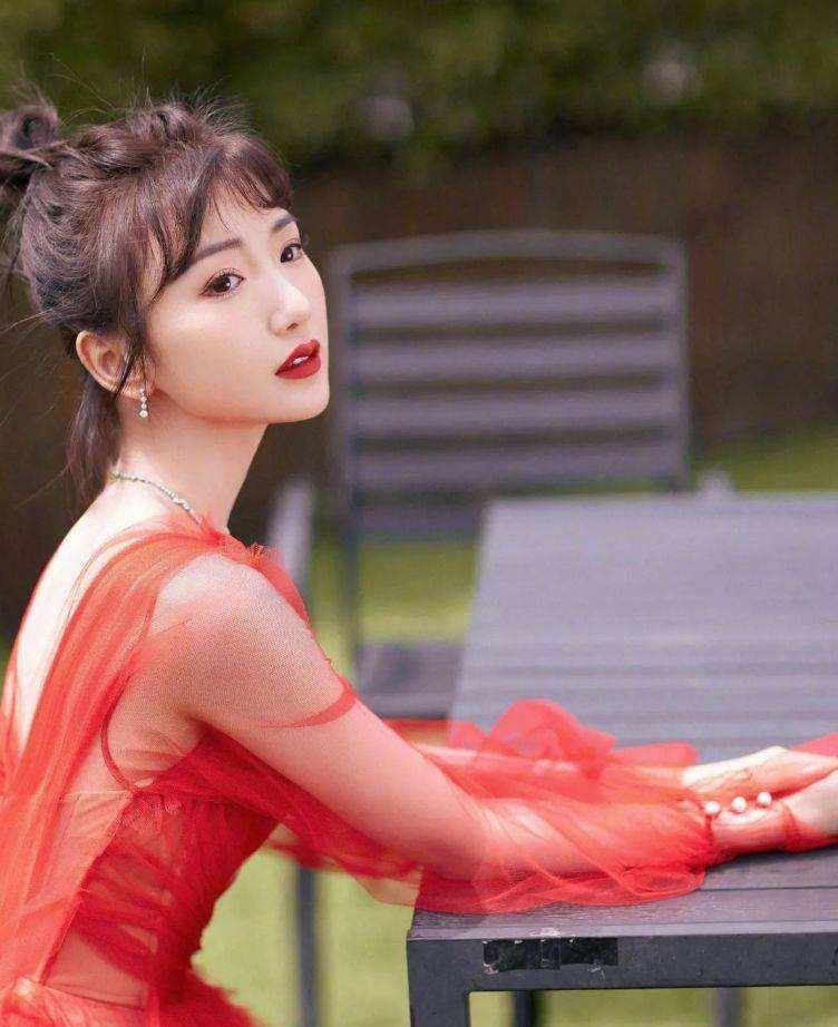 所以大学期间她也只能接到一些策划的拍摄,每次都是给其他明星当群演