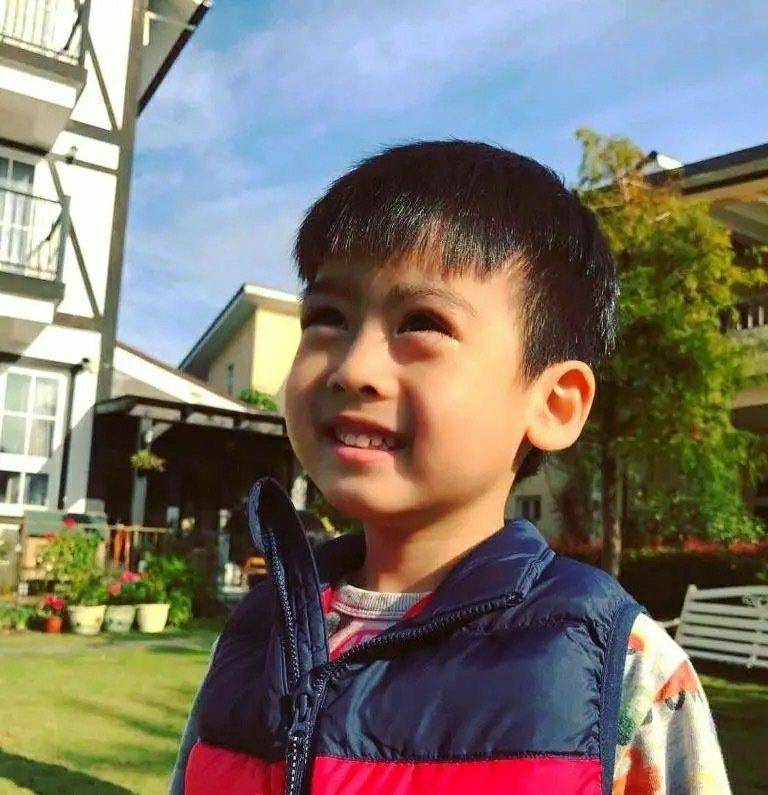 原创林志颖获kimi许可晒正面照小家伙堪称整容般长大超像迷你林志颖