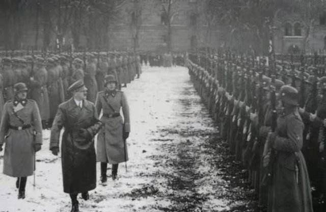 法国投降后,希特勒到巴黎参观拿破仑墓,只说了一句话就离开了