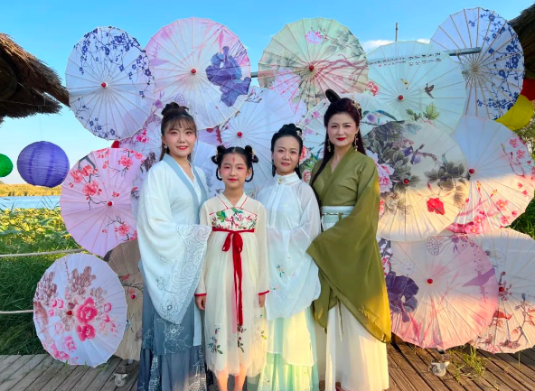 凡在3月8日当天购买鸣翠湖景区门票年卡享受特惠价38元/张,买一赠一