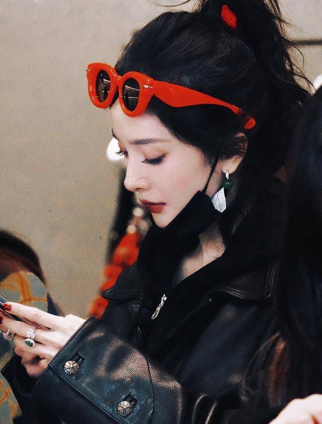 原创杨幂巴黎时装周造型曝光穿貂皮大衣留大波浪风姿绰约手机亮了