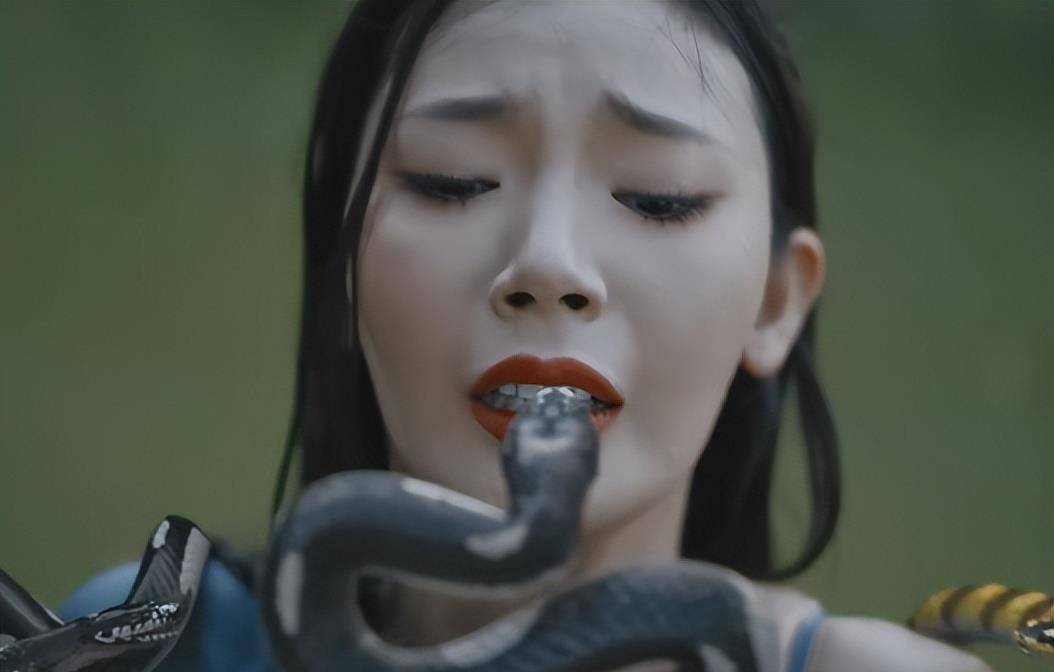 为了赶走蛇,女主直接拿起水管,对着刚刚那位女演员的胸部就是一顿"