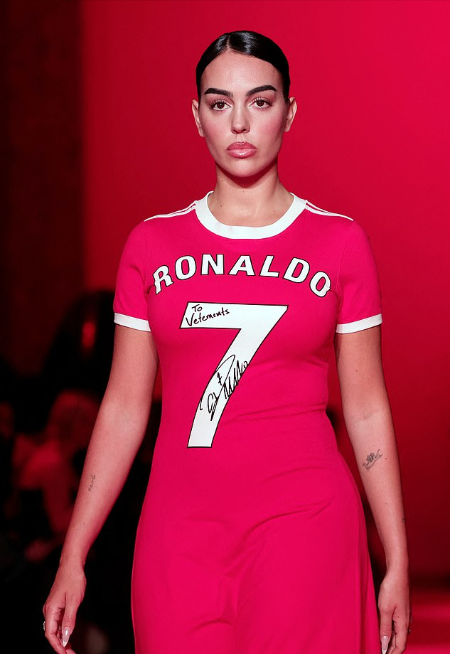 原创c罗女友去巴黎时装周走秀了穿7号红裙致敬c罗绝美身材啊