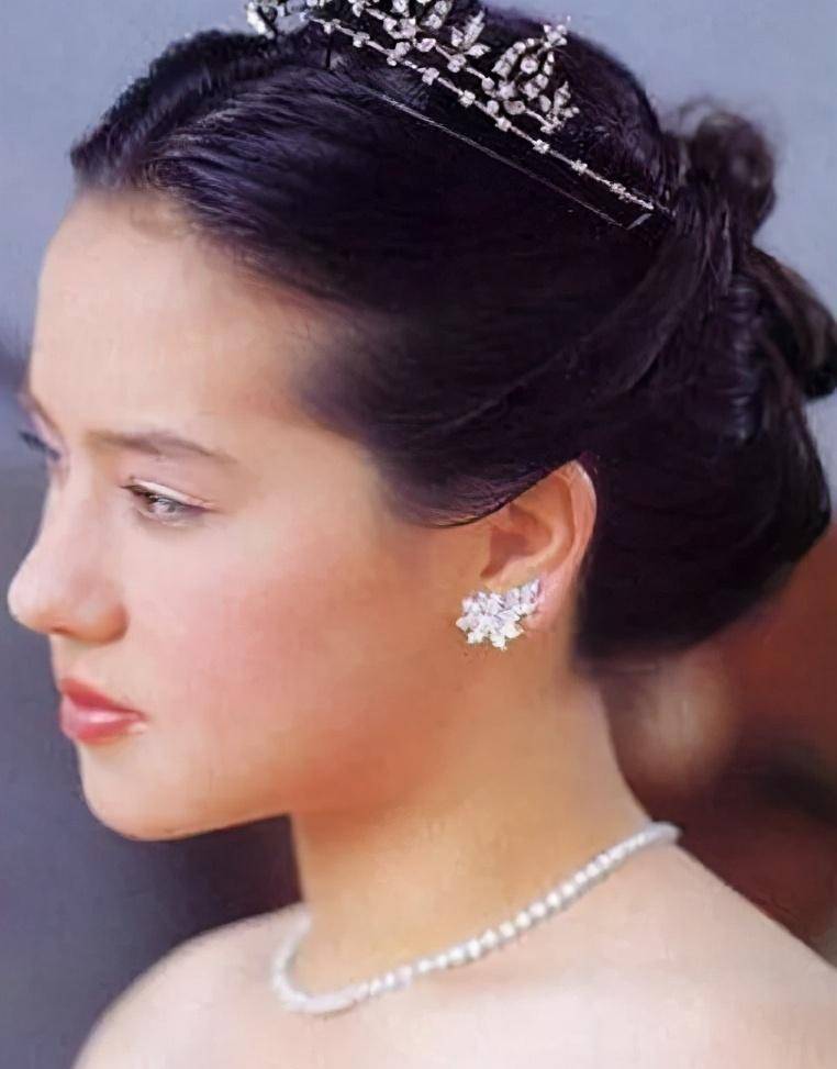 混血的百灵公主长相绝美,27岁也嫁了美国人_普罗_乌汶叨_女儿