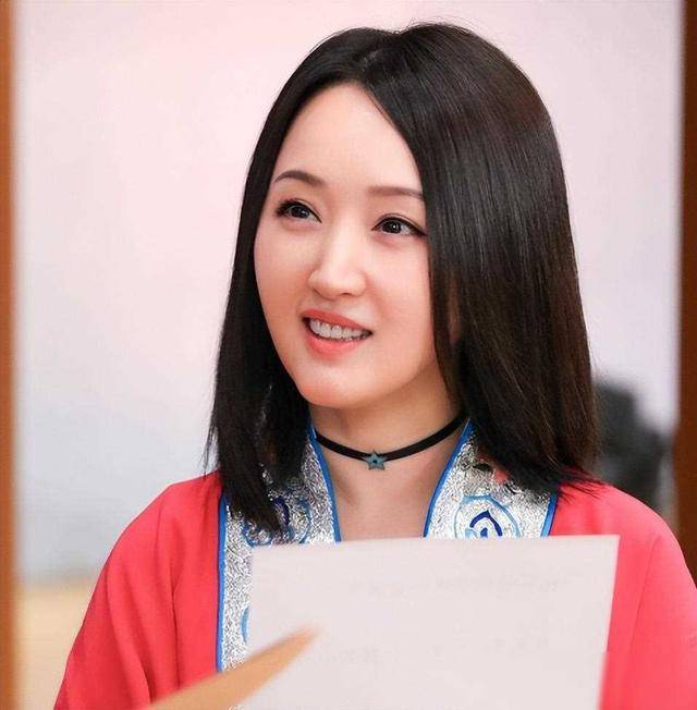 杨钰莹"真人"长什么样?看到无美颜照片后,网友惊讶:确定是49岁了?
