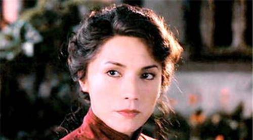 这一年时佩璞26岁,风华正茂,举止得体,由于常年扮演女性角色,所以举手