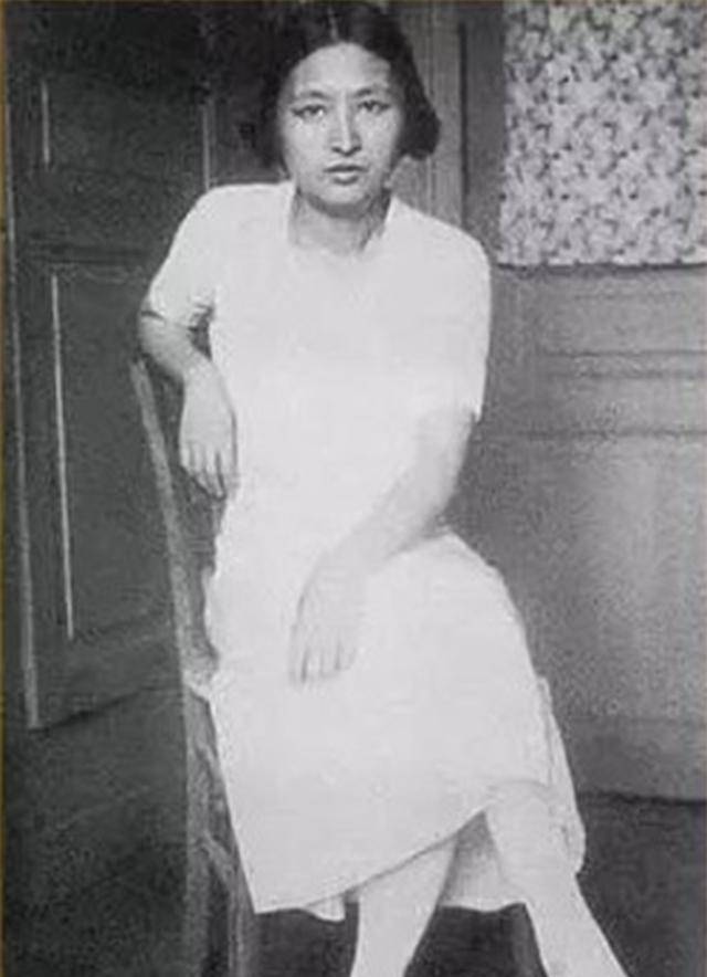 真爱原地等待45年,她却错嫁非良人,婚后丈夫劈腿她独