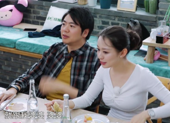 郎朗虽然郎朗比吉娜大12岁,可是郎朗的母亲却比吉娜的母亲,看起来更