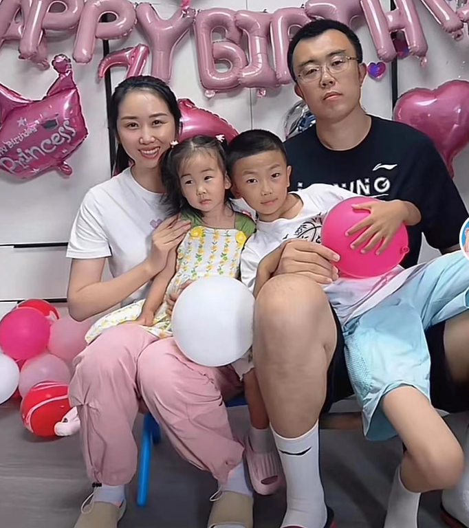 韩德君一家近照,儿女双全,空姐妻子很漂亮,已为退役铺路_辽宁队_大韩