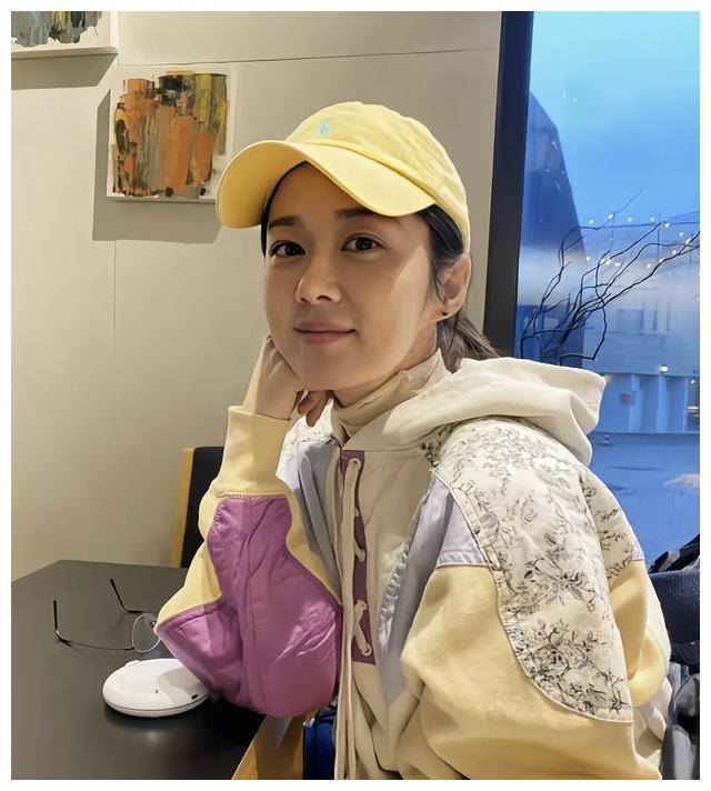 张娜拉与亲兄游度长假,43岁神采飞扬如妙龄,惊人童颜引众议.