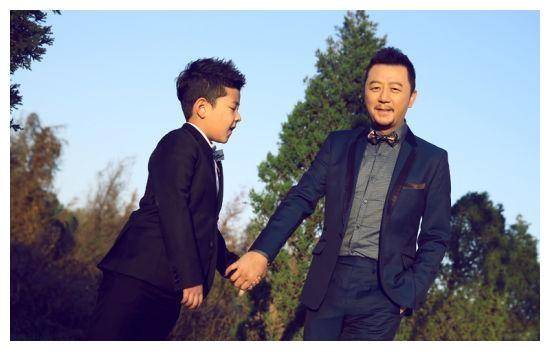 郭涛晒照为17岁儿子庆生父子五官相似帅气文静