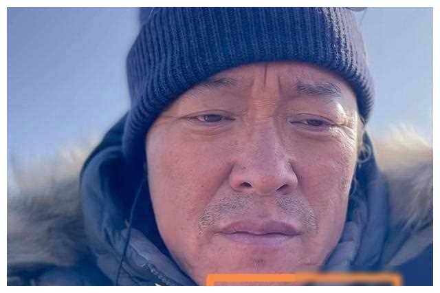 赵汉唐穿着厚实,抵御寒冷,而江一燕却不忘调侃丈夫导演太过自恋.