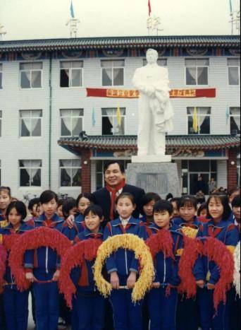 李晓华:从锅炉工到亿万富翁,92年"天价"买下中国第