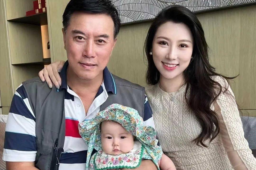 舅舅是陈佩斯,外公是影帝,爸爸是国家一级演员,她却甘愿当网红_张嘉芸