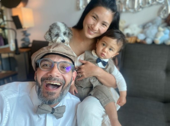 原创郑佩佩前夫近照穿红色卫衣为外孙庆生同框女儿一家比女婿年轻