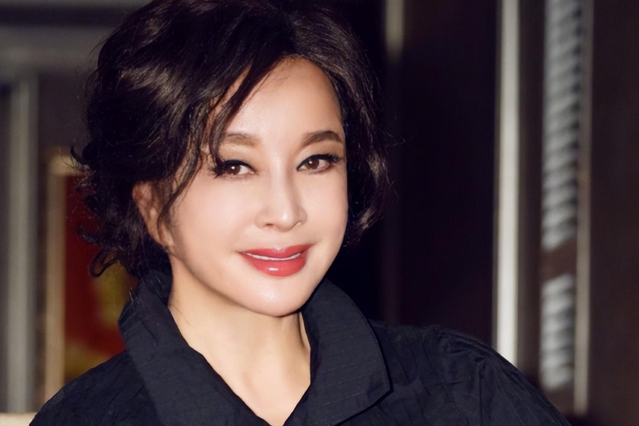 原创刘晓庆7个男人贯穿一生4段婚姻都没生过孩子62岁还当新娘