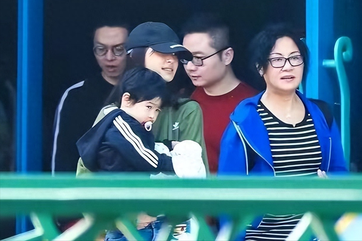 离婚后黄晓明首谈杨颖,儿子肺炎母亲摔伤,却没想要麻烦前妻