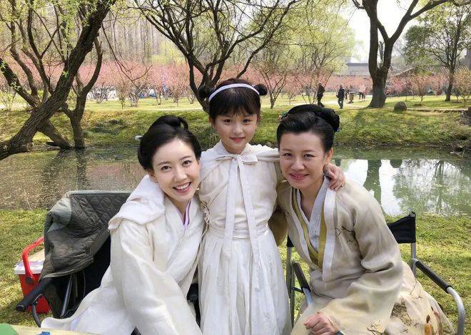 她是娱乐圈"最干净"女演员,出道25年零绯闻,丈夫身份至今成谜_高露