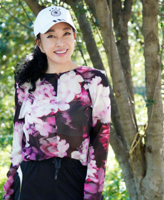 原创刘晓庆都71岁奶奶还剪齐刘海穿少女格子裙竟意外的年轻漂亮