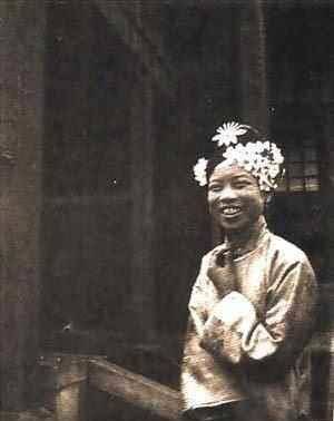 原创末代皇妃文秀抗战胜利后以糊纸盒上街叫卖为生