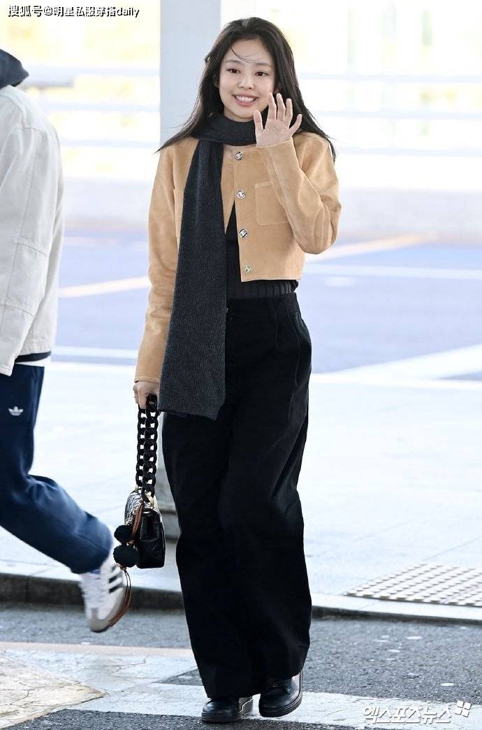 jennie穿香奈儿外套搭黑色围巾黑色阔腿裤,笑容灿烂软萌又有稚气_感觉