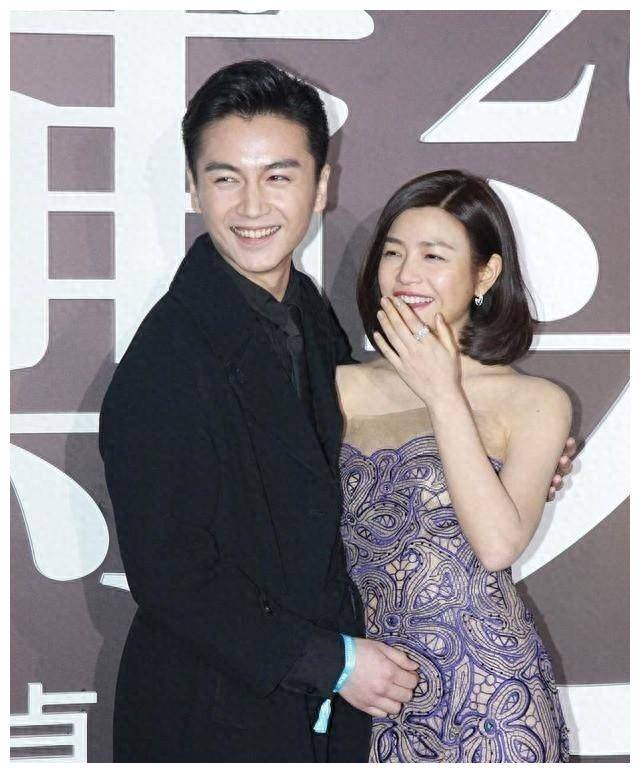 陈妍希难得露面,登场抹胸裙似女王,老公陈晓小四岁陪伴.