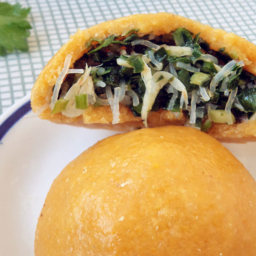 这款馅饽饽用韭菜虾皮加粉丝作馅,味道不错,还有补钙的功效呢