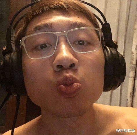 许昕晒与儿子自拍照,两人嘟嘴卖萌超治愈,父子俩太有爱了