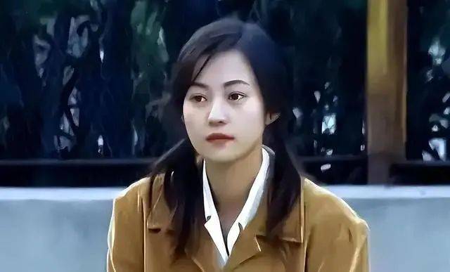 之后15岁的郝蕾凭借自己的第一部作品《青苹果红苹果》崭露头角.