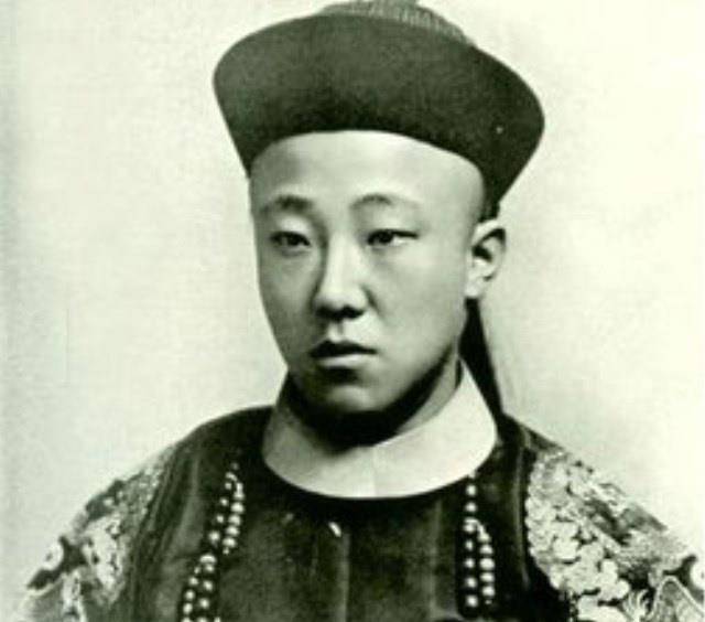 这个败家的富二代乃是清末的克勤郡王——晏森.