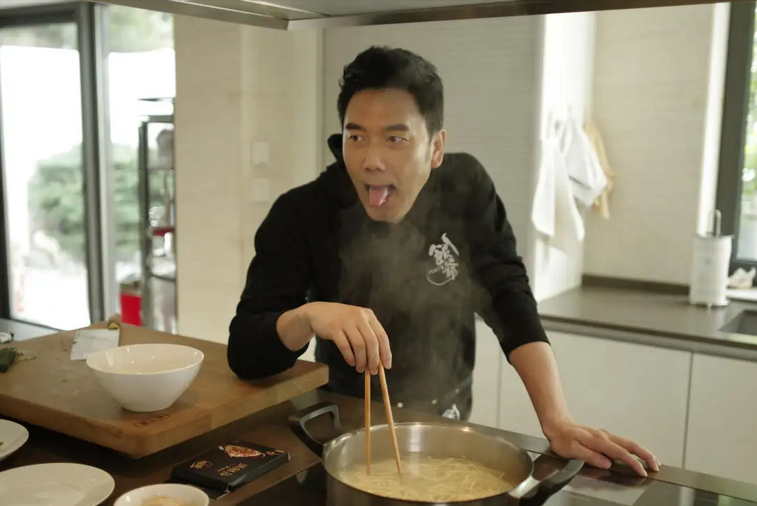 林依轮儿子林子濠毕业,与女友拥抱庆祝,两子均学习恋爱两不误_林子轩