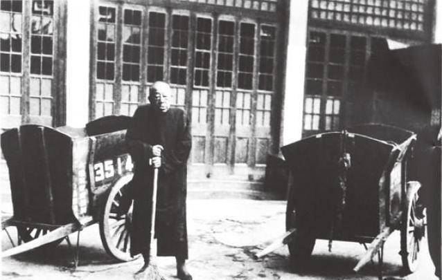 青帮大佬黄金荣,晚年为何会沦落到"上海大世界"门口扫大街?