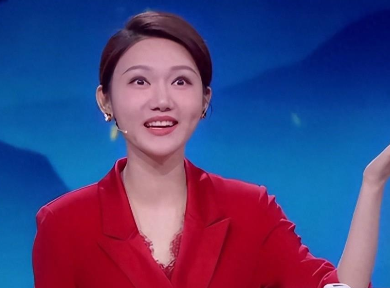 接连口误却被央视力捧35岁仍旧未婚的龙洋如今现在如何