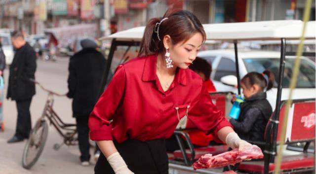 原创河南90后猪肉西施半小时搞定1头猪顾客驱车百里目睹真容