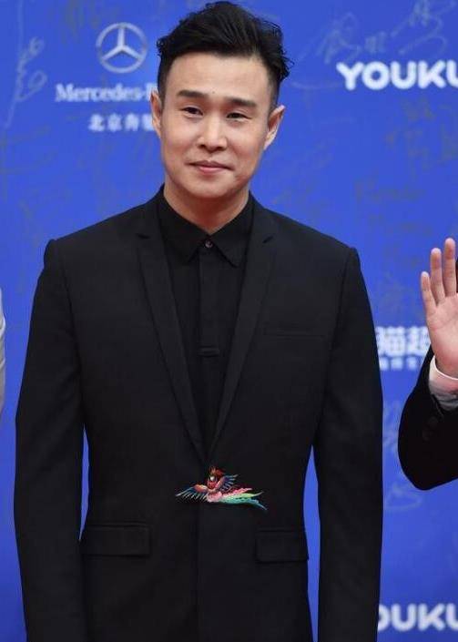 在赵本山面前,小沈阳又回到了第一次登台演出那个手脚哆嗦的紧张状态.