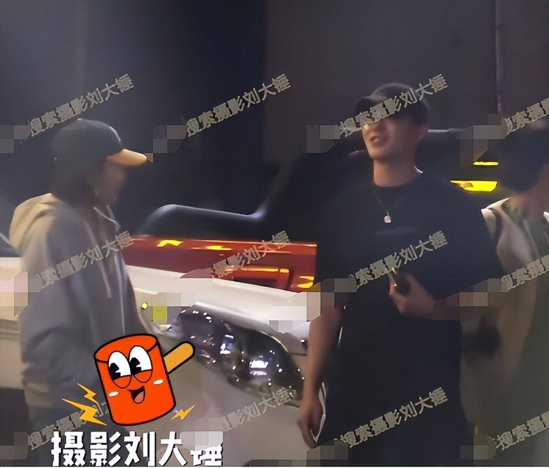 在整个外出的过程中,张雨绮乖乖享受着来自男友的照料,一系列熟练的