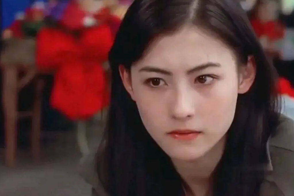 原创张柏芝孙东海现身泳池她穿黑衣笑容甜蜜男方与3娃互动显拘谨